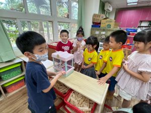 114.06.27 玩具分享日、算錢幣、禮物兌換